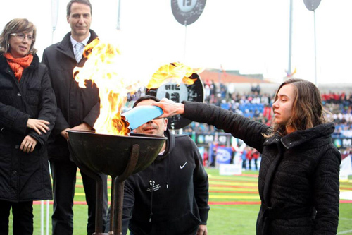 Èlia Vallès encén el peveter del MIC 2013, aquest matí. (Foto: micfootballcup). 