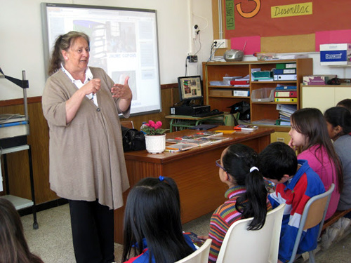 Maria Dolors Garcia Cornellà en una aula de l'escola Vila-romà de Palamós.