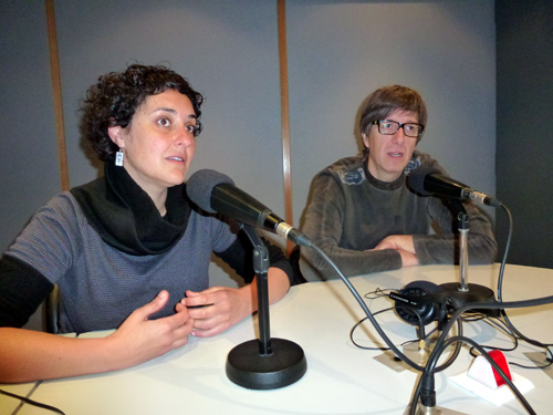 Meritxell Yanes i David Planas, de Mentidera Teatre, als estudis de Ràdio Palamós.