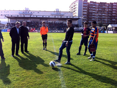 El jugador del Barça, Thiago Alcántara, fent el servi d'honor en un partit del MIC a Palafrugell.
