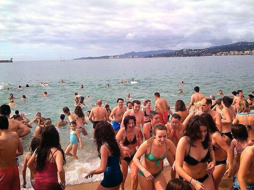 Més de 600 valents van participar en el 'Primer bany de l'any'. (Foto: Georgina Díaz)