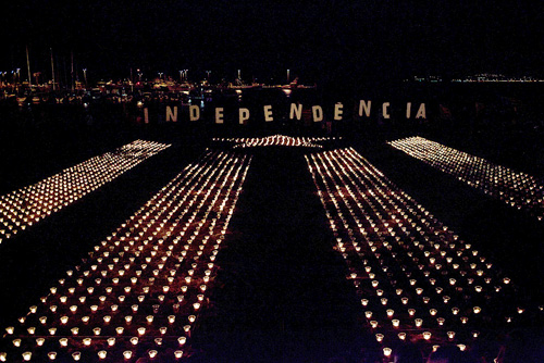 Una xerrada en el marc de l'acte 'Encén la flama', amb tres mil espelmes formant una estelada. (Foto: Carles Palacio)