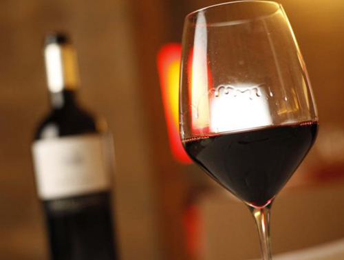 El coneixement del vi o com servir-lo són algunes de les tasques dels sommeliers.