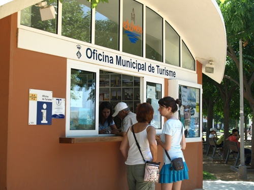 El nou logo estarà present en molts espais com ara l'oficina de Turisme.