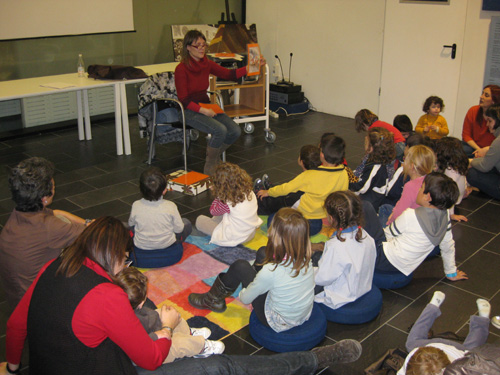 Una sessió de contes musicats a la biblioteca.