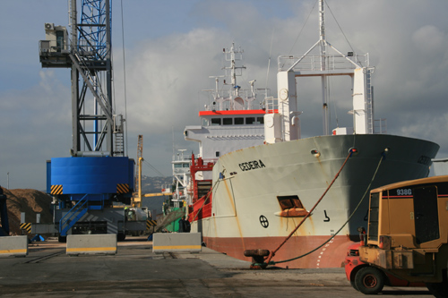 Descàrrega de mercaderies al port de Palamós.