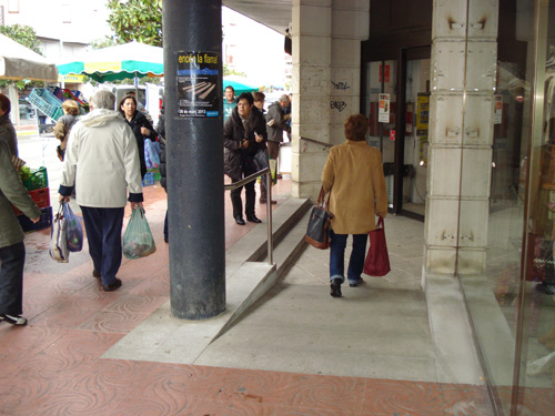 La nova rampa d'accés al Mercat Municipal de Palamós.