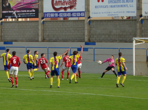 Palamós-Vic, ahir al Nou Estadi Municipal. (Foto: Sergi Cortés).