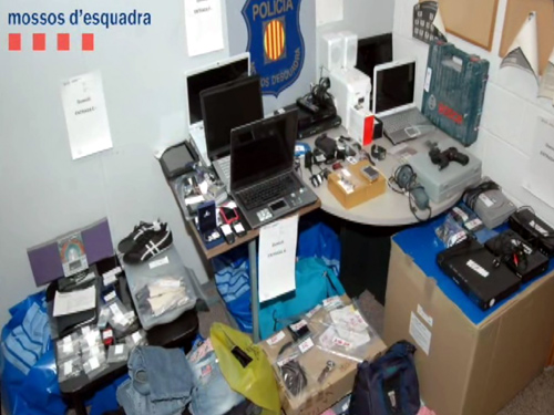 Imatge d'alguns dels objectes recuperats per la policia. (Foto: Mossos d'Esquadra).