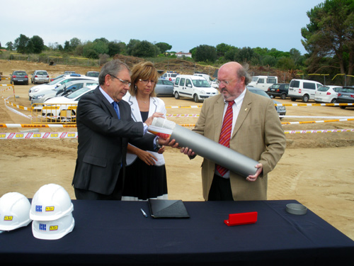 Els alcaldes de Vall-llobrega, Palamós i Calonge, durant l'acte de primera pedra de la piscina.
