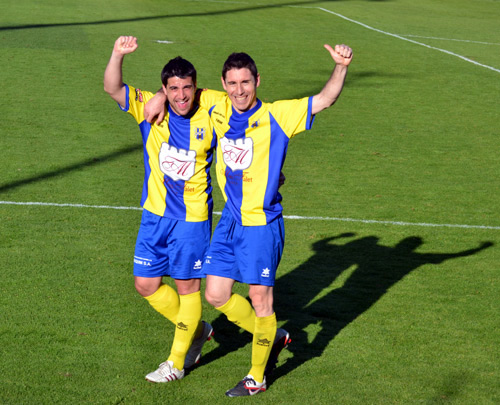 Els jugadors del Palamós contents, després de l'exhibició al camp del líder. (F: J. Cama)