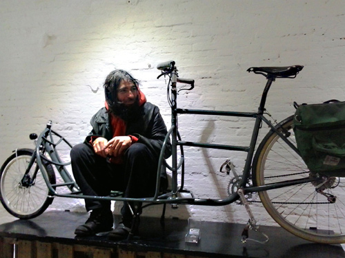 Paul Fuster fa la seva gira de concerts en bicicleta.