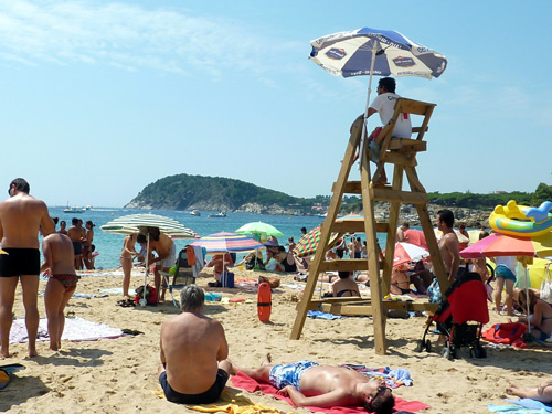 Vigilància de Creu Roja a la platja Gran de Palamós.
