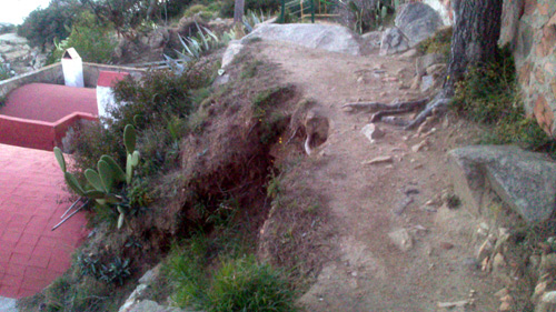 El tram de camí de ronda esllavissat.