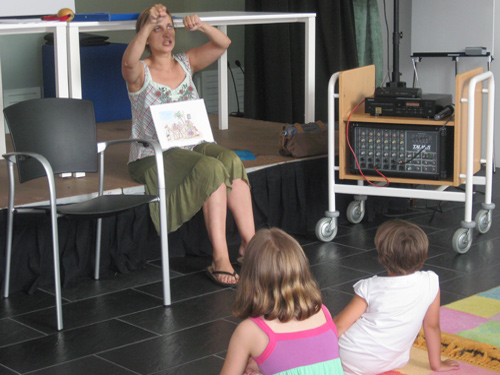 Activitat de l'Hora del Conte a la biblioteca de Palamós.