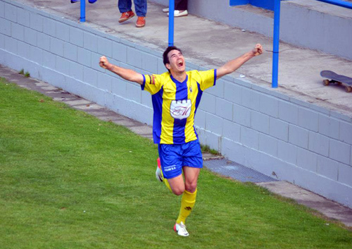 Ritxi Mercader celebra el seu gol davant la Pobla. (Foto: Sergi Cortés).