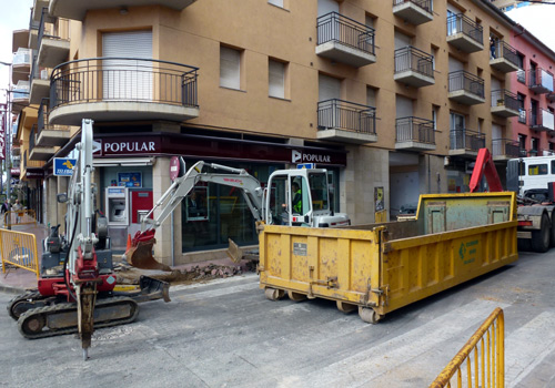 Obres d'instal·lació dels semàfors, aquest matí.