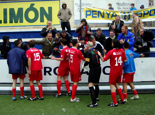 Els jugadors del Palamós CF celebrant l'empat amb la seva afició.