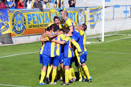 Els jugadors del Palamós fent una pinya per celebrar un gol en el partit d'ahir. (Foto: J. Cama)