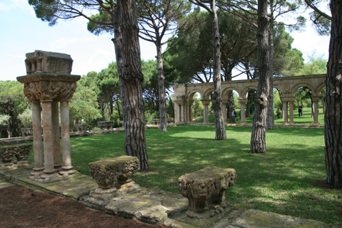 El jardi amb el claustre del Mas del Vent.
