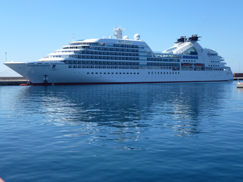 El Seabourn Sojourn avui al port de Palamós