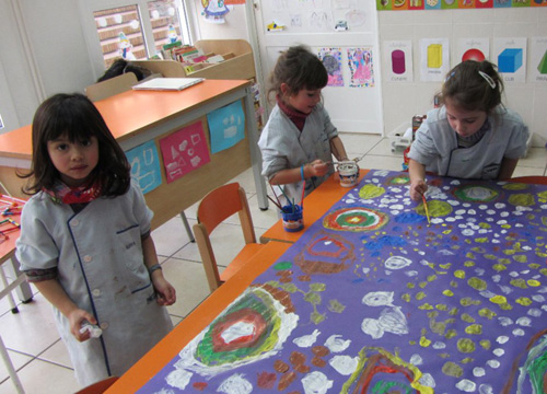 Alumnes del Vedruna amb les seves creacions.