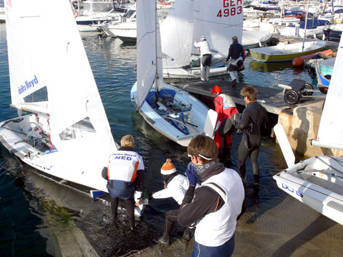 Els regatistes estrangers troben a Palamós bones condicions climatològiques per entrenar.