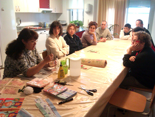 Taller terapèutic en un dels pisos tutelats que gestiona la Fundació Vimar.