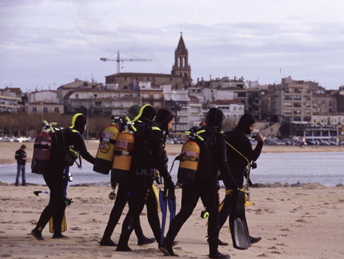 Submarinistes a la platja gran de Palamós. (Foto: Josep Lois/SAMP).