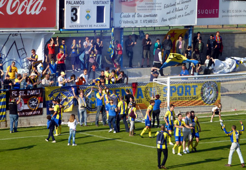 La Penya Sport i els jugadors celebren la permanència, en acabar el partit contra el Rubí.