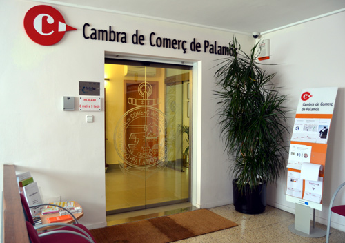 Les oficines de la Cambra de Comerç de Palamós, a les galeries Carme.
