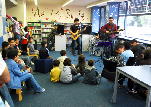 Imatge d'arxiu d'una activitat a la biblioteca de Calonge.