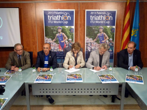 Acte de presentació de la Copa del Món de Triatló, avui a l'Ajuntament de Palamós.