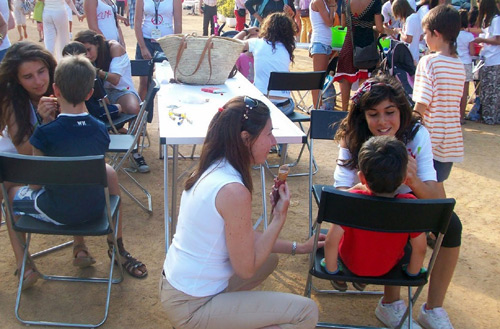 Alumnes del Campus Jove fent activitats en una fira.