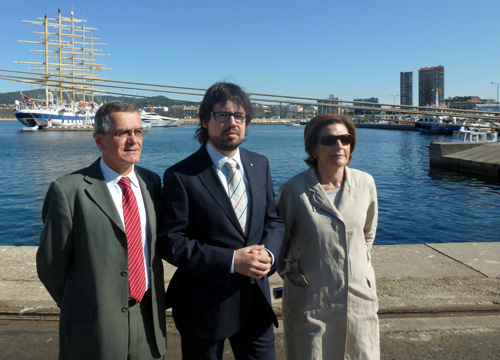 El secretari de Territori i Mobilitat, Ricard Font, al mig, aquest matí al port de Palamós.