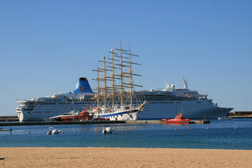 El Royal Clipper, amb el Thomson Dream al fons, coincideixen avui al port de Palamós.