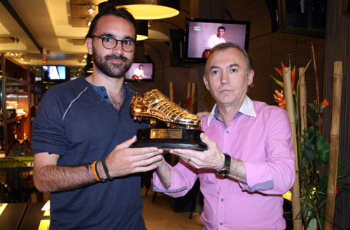 Paco Ramos, de la cafeteria Can Paco, lliura el trofeu a Javi Revert.