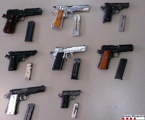 Imatge de les armes que van trobar els Mossos d'Esquadra.