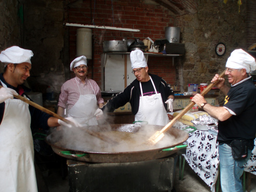 Preparant l'arrossada d'Oncolliga a la nau dels geganters.