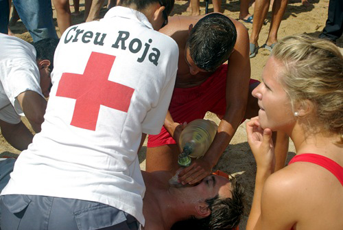 Un simulacre de salvament de Creu Roja en una platja de Palamós.