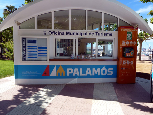 La nova imatge promocional de Palamós a la part baixa de l'Oficina de Turisme.
