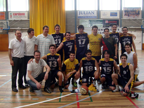 Jugadors i tècnics del CE Palamós, ahir al Pavelló.