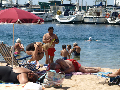 Banyistes a la platja Gran de Palamós.
