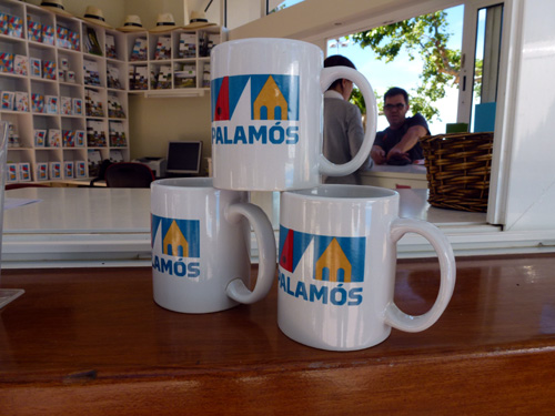 Objectes de marxandatge amb la nova imatge de ciutat de Palamós.