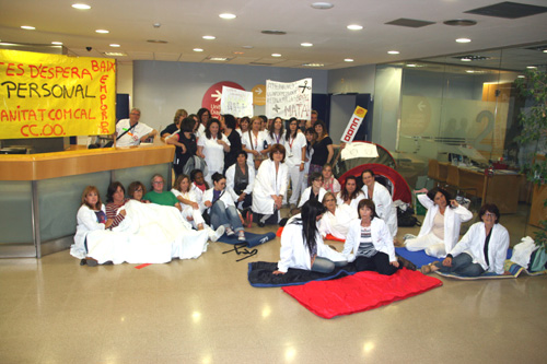 El grup d'acampats reunits ahir a la nit a l'hospital de Palamós.