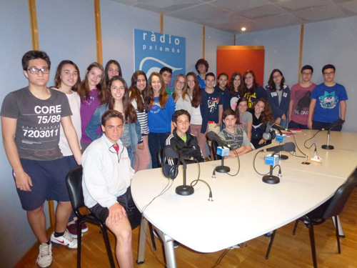 Els alumnes guanyadors en una visita a Ràdio Palamós.