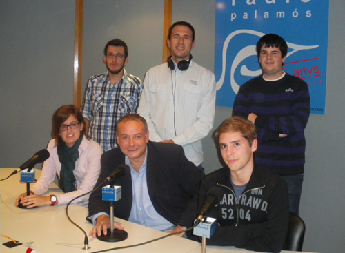 Guillem Cantorné, dempeus i a l'esquerra, amb la resta de l'equip del programa 'Futbol a Ràdio Palamós'.