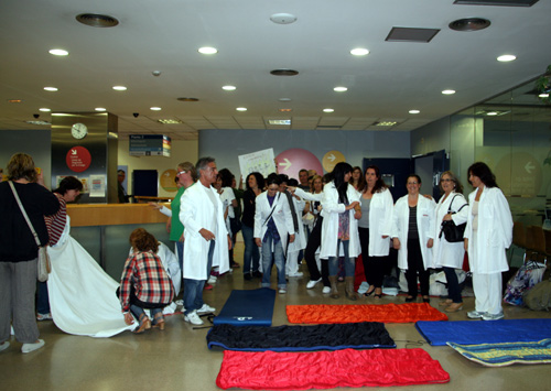 Acampada al vestíbul de l'hospital de Palamós, dilluns passat.