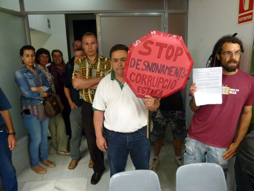 Els membres de la PAH van fer acte de presència en el Ple d'ahir a la nit.