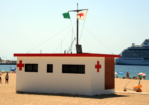 Caseta de salvament i socorrisme a la platja Gran de Palamós.